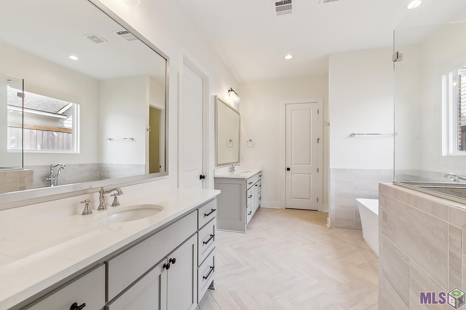 19032 Merchants Trail Avenue Baton Rouge, LA 70817 - Photo 15 of 27 Master Bathroom