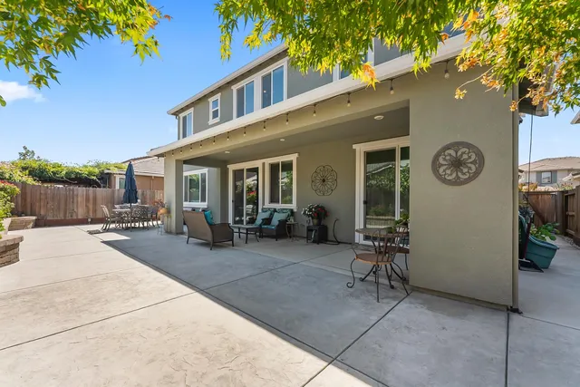 a view of a house with backyard and porch