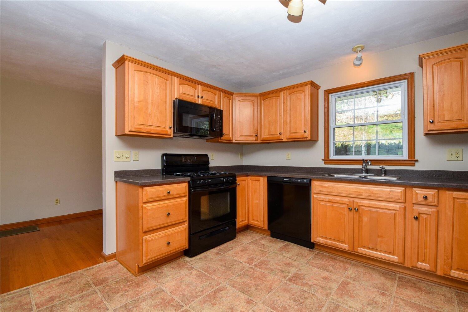 6141 Poage Valley Road Roanoke, VA 24018 - Photo 12 of 53 08-6141 Poage Valley-14