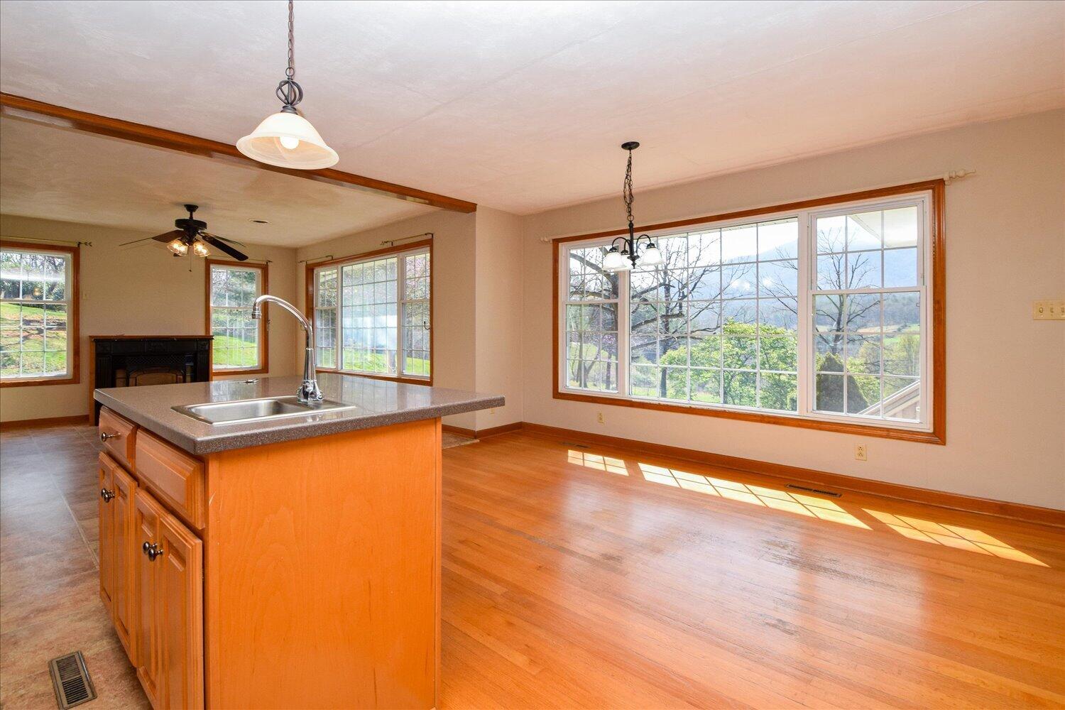 6141 Poage Valley Road Roanoke, VA 24018 - Photo 4 of 53 10-6141 Poage Valley-16