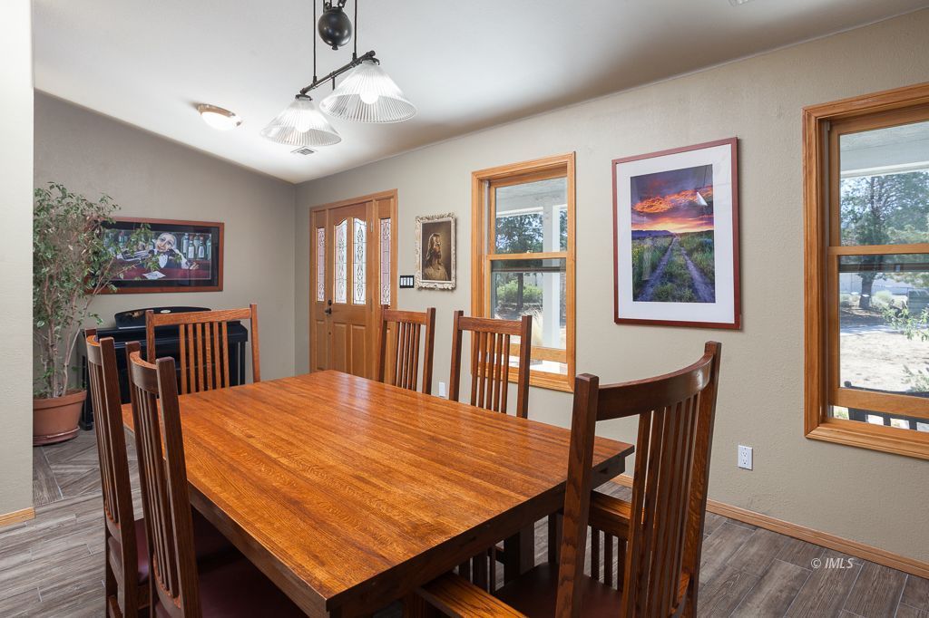 400 Dominy Road Lone Pine, CA 93545 - Photo 7 of 33 Dining Area