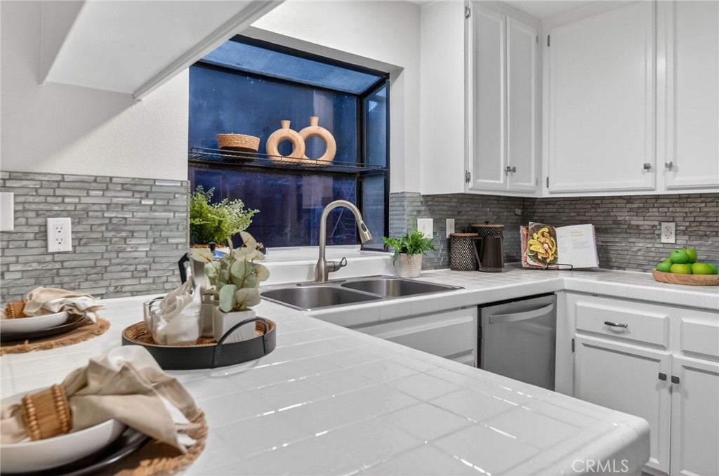 32042 Merlot Court Temecula, CA 92591 - Photo 15 of 46 a kitchen with a sink and cabinets