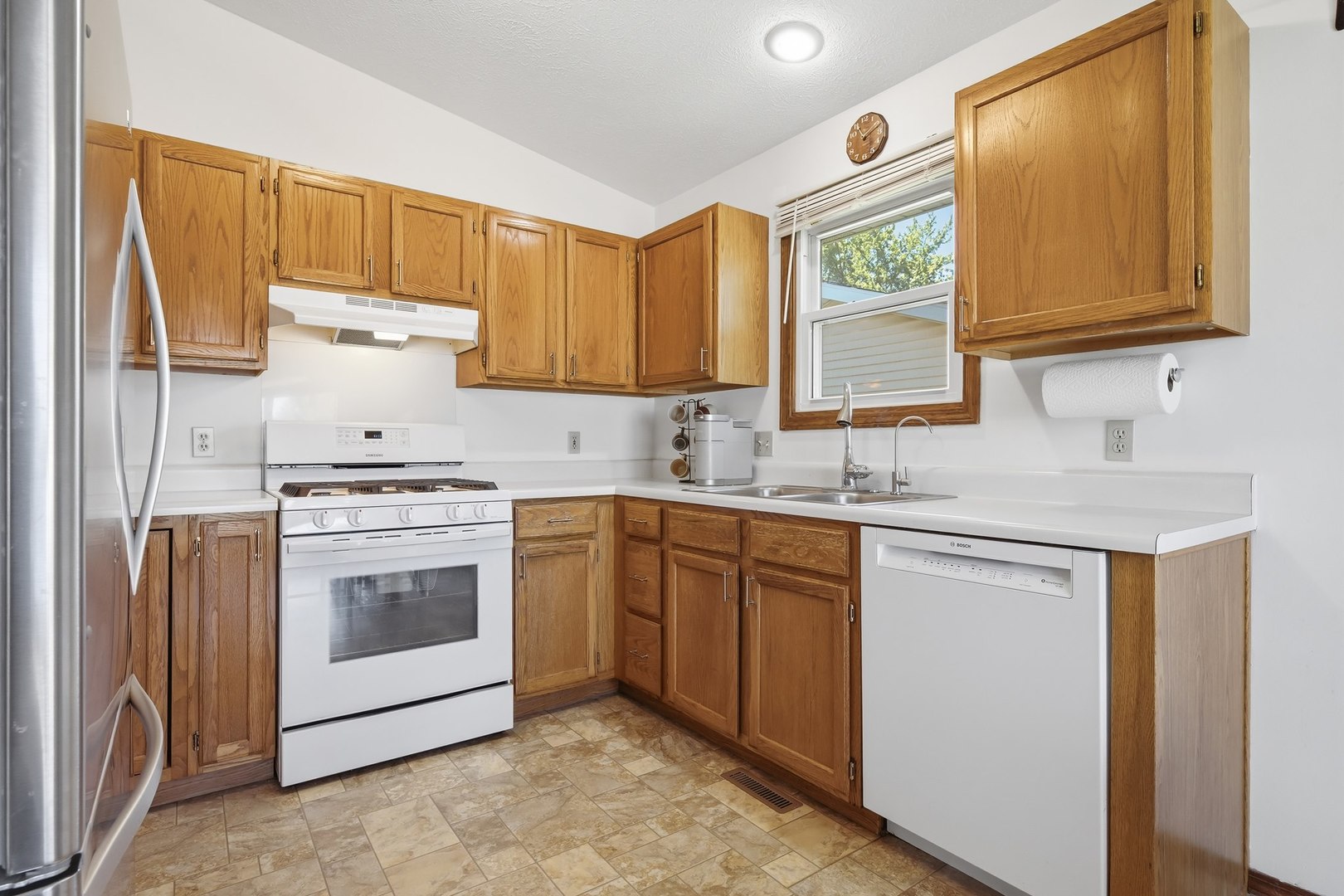 2813 Rocksbury Drive Bloomington, IL 61705 - Photo 9 of 39
