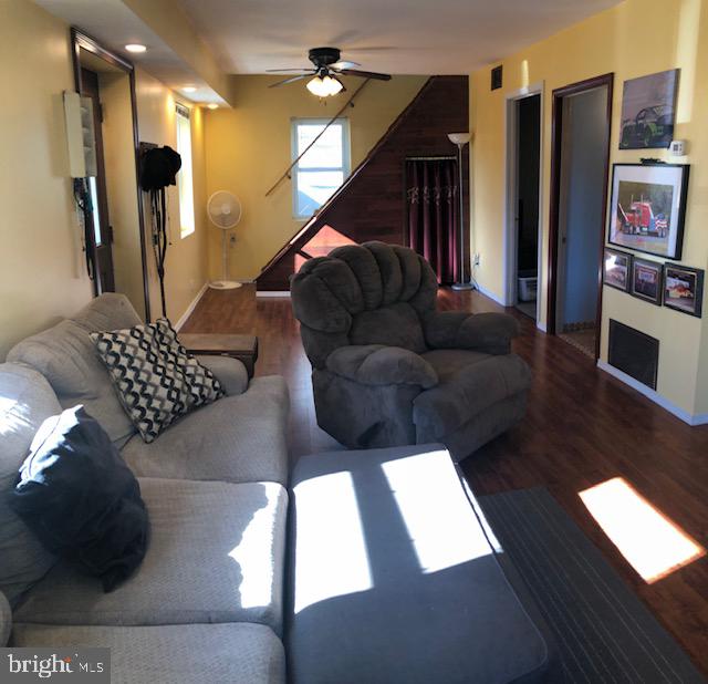 3119 Sollers Point Road Baltimore, MD 21222 - Photo 7 of 27 LIVING ROOM