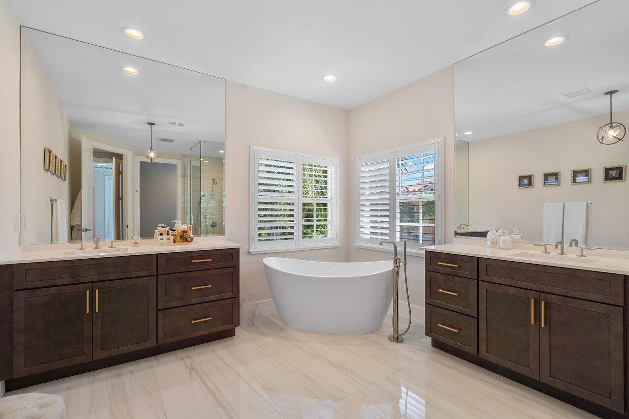 617 Northeast Francesca Lane Boca Raton, FL 33487 - Photo 33 of 52 Free Standing Bathtub