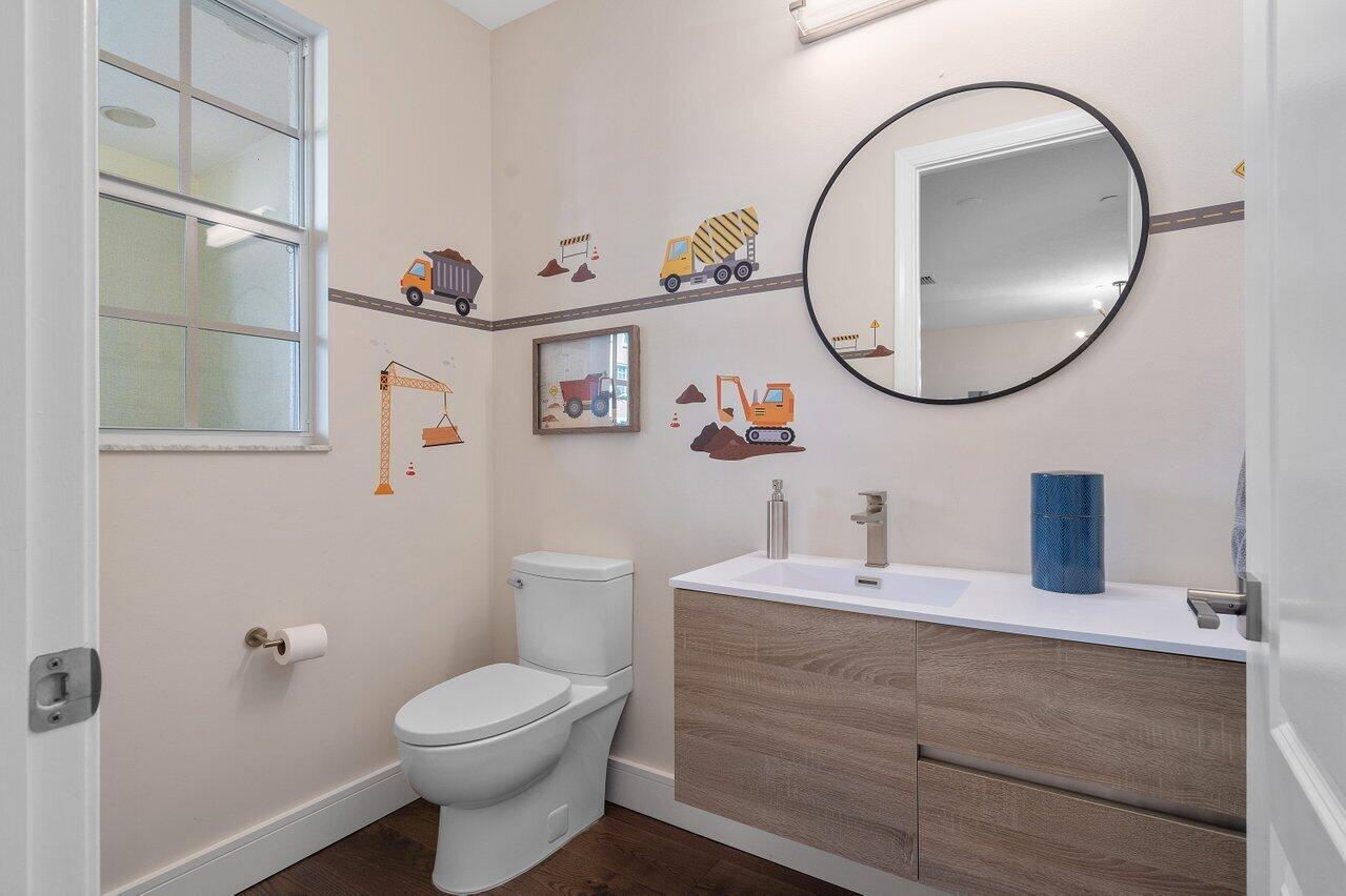 617 Northeast Francesca Lane Boca Raton, FL 33487 - Photo 5 of 52 1/2 Bathroom