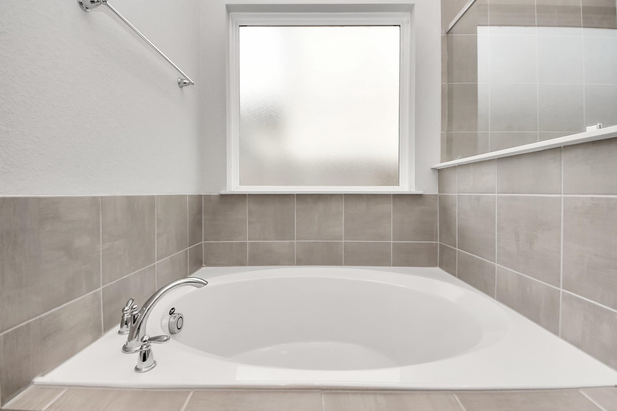 7206 Melrose Lane Rosharon, TX 77583 - Photo 27 of 44 a bathroom with a bathtub