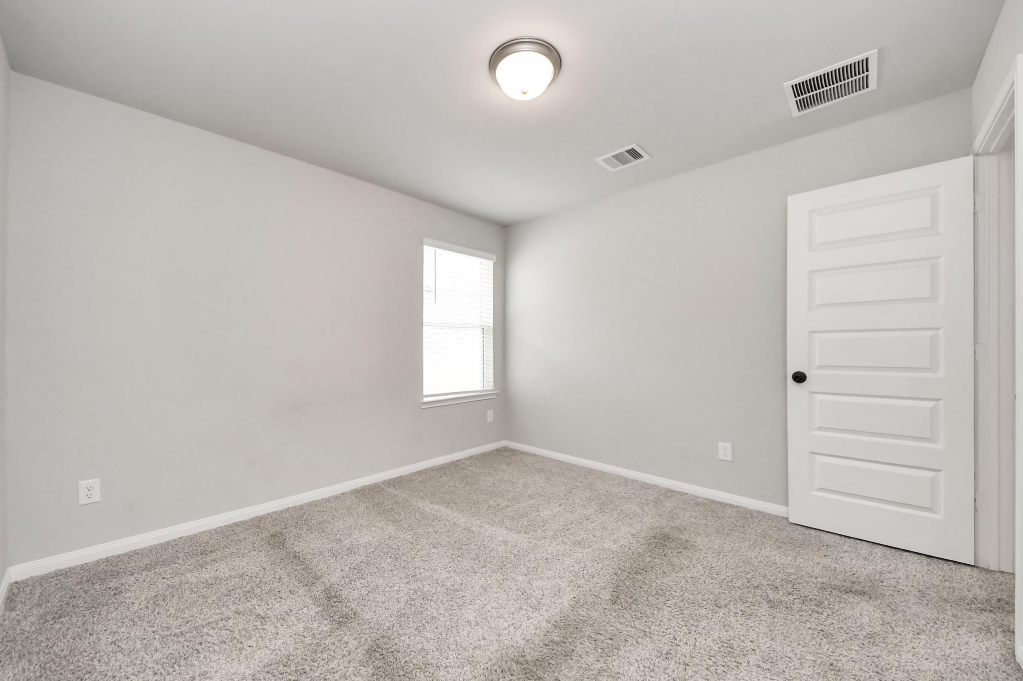 7206 Melrose Lane Rosharon, TX 77583 - Photo 30 of 44 an empty room with closet and windows