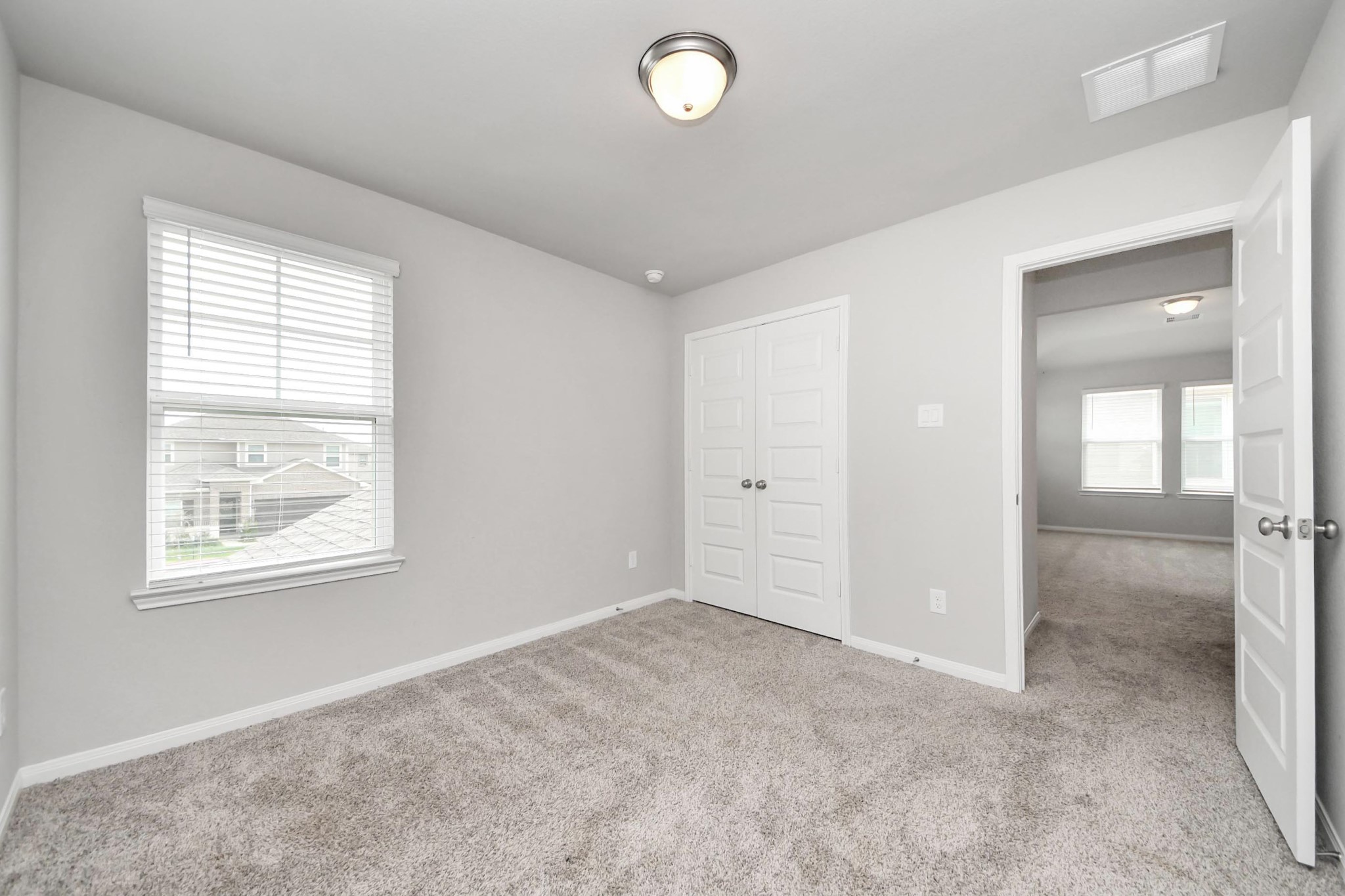 7206 Melrose Lane Rosharon, TX 77583 - Photo 33 of 44 an empty room with windows and closet