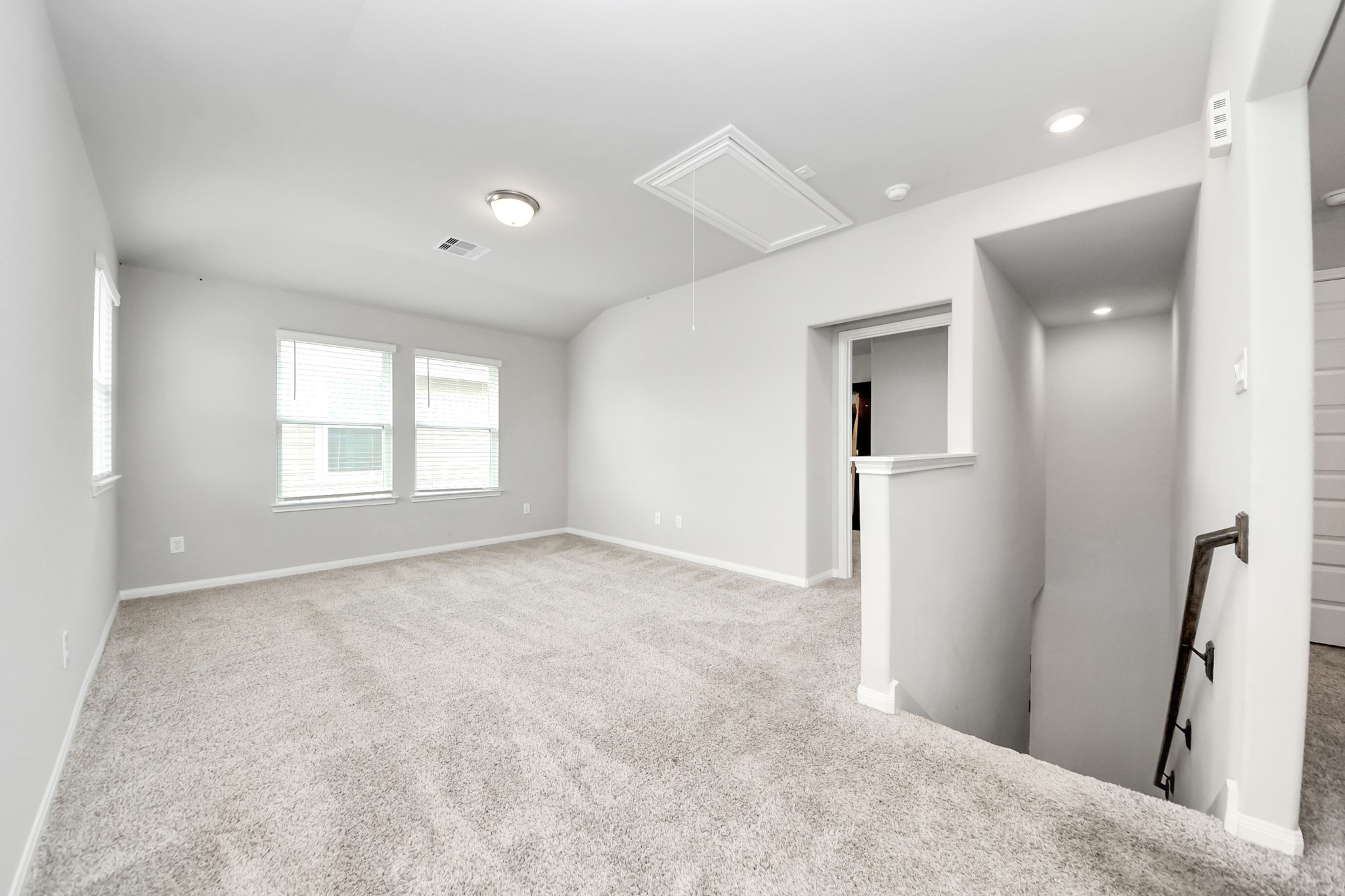 7206 Melrose Lane Rosharon, TX 77583 - Photo 38 of 44 an empty room with windows and refrigerator
