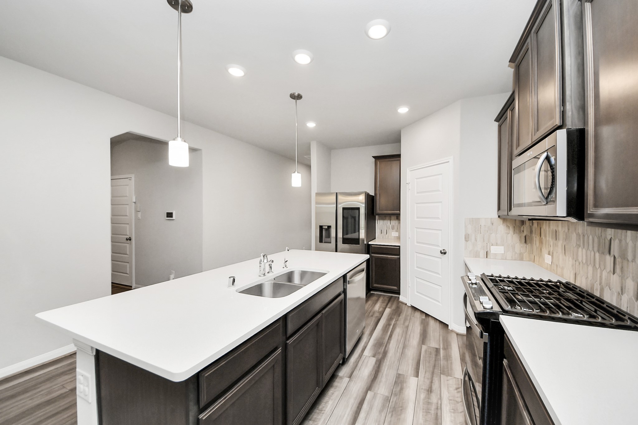 7206 Melrose Lane Rosharon, TX 77583 - Photo 9 of 44 a large kitchen with a stove a sink dishwasher and a refrigerator