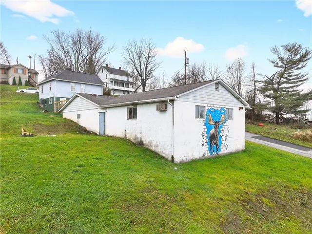 a view of a house with backyard and garden