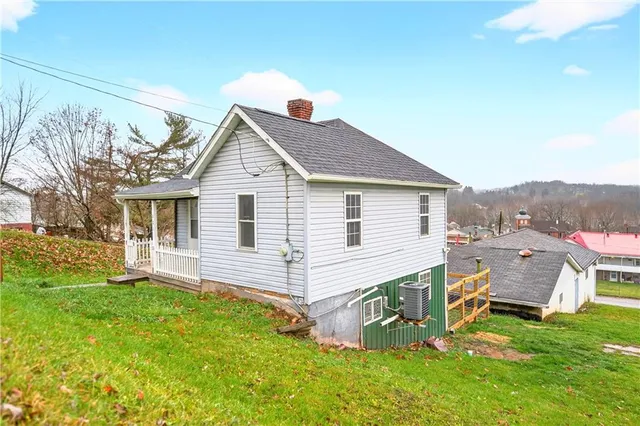 a view of a house with a yard