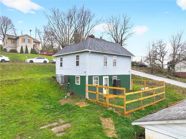 a view of a house with a yard