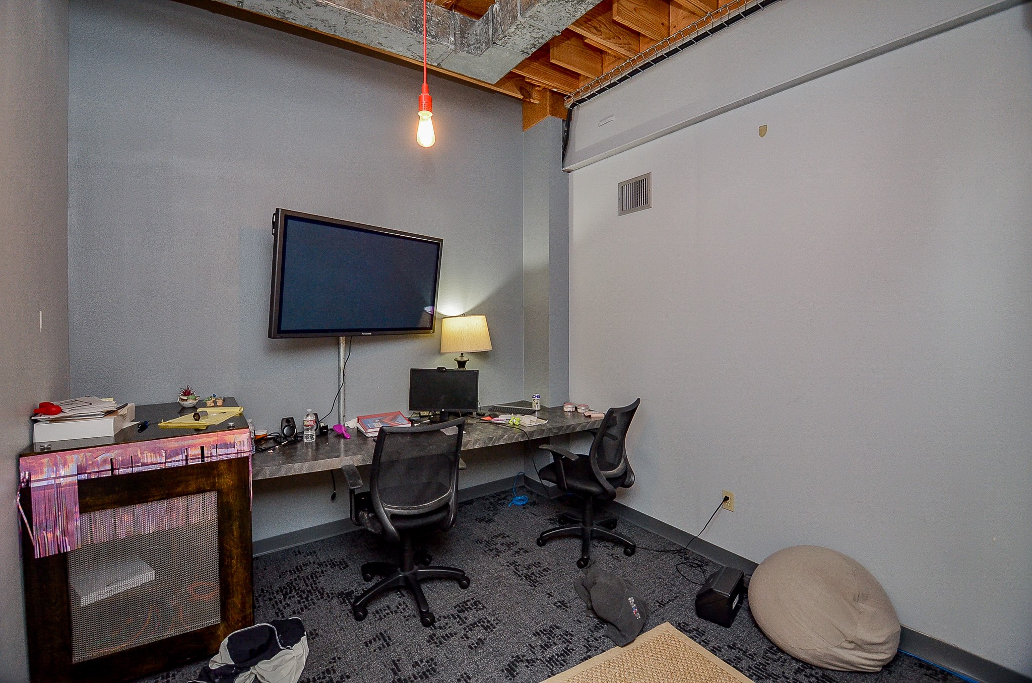 5712 Val Verde Street Houston, TX 77057 - Photo 17 of 50 a room with furniture and a flat screen tv