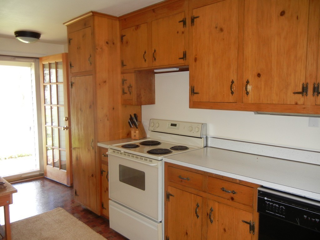 8 Russell Road Wilbraham, MA 01095 - Photo 8 of 28