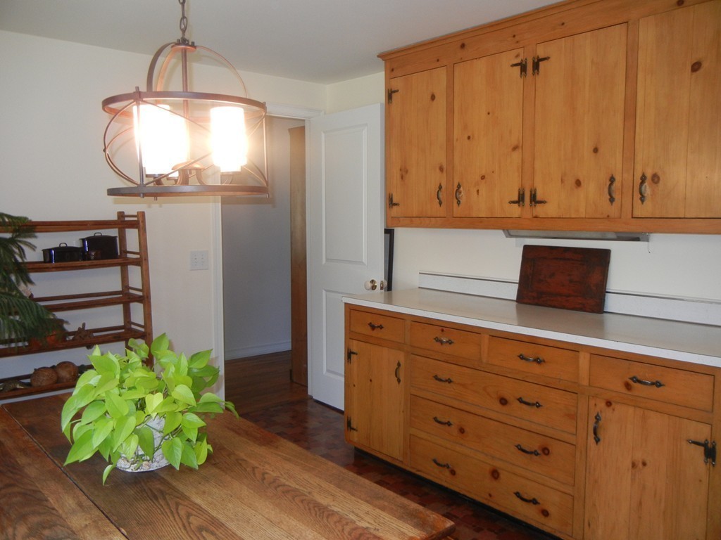 8 Russell Road Wilbraham, MA 01095 - Photo 9 of 28