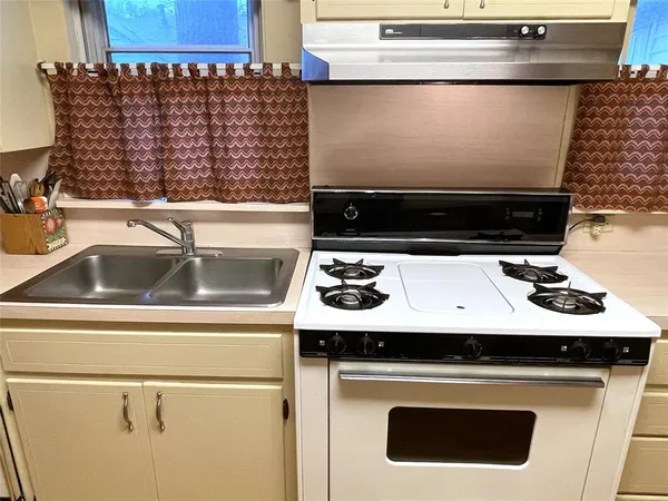 $162,860 | 421 South 8th Avenue, Teague, TX 75860