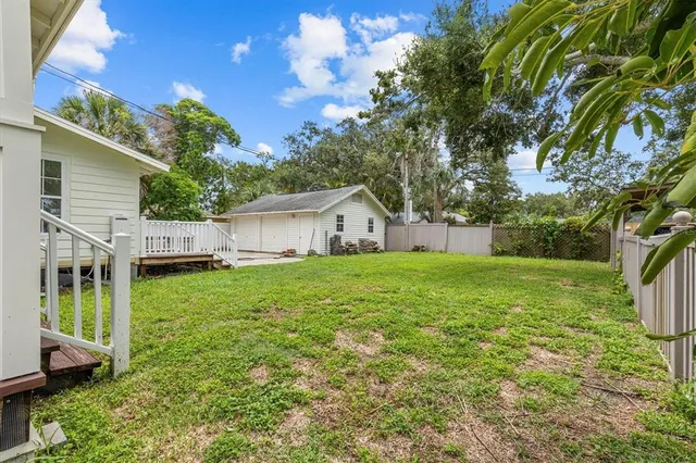 a view of a house with backyard and garden