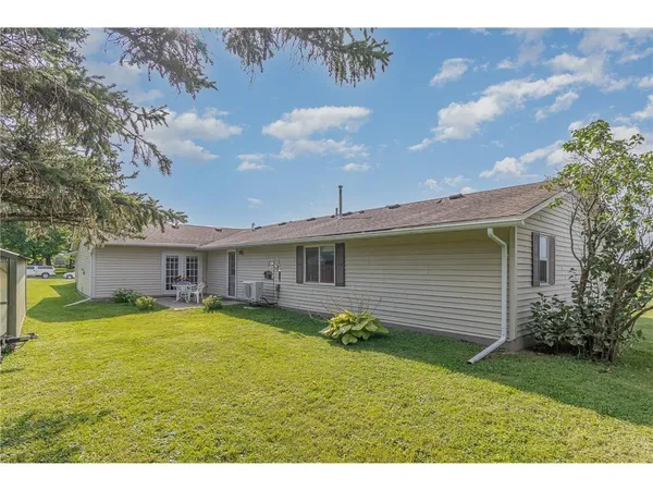 $399,900 | 38630 Woodview Lane, Le Center, MN 56057