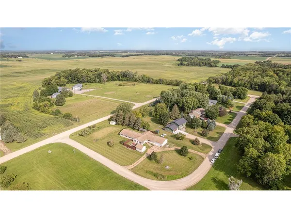 $399,900 | 38630 Woodview Lane, Le Center, MN 56057