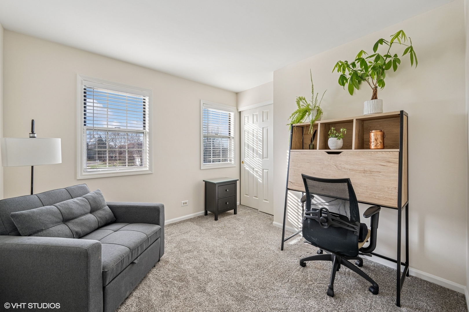 512 Braemar Lane Barrington, IL 60010 - Photo 14 of 24 a living room with furniture and a potted plant
