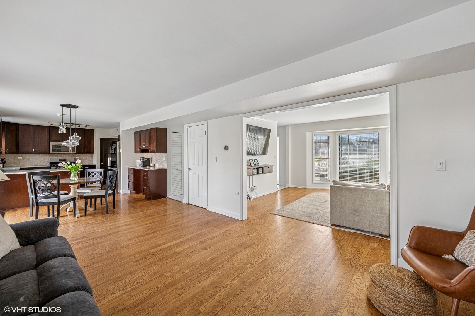 512 Braemar Lane Barrington, IL 60010 - Photo 10 of 24 a view of livingroom with furniture and wooden floor