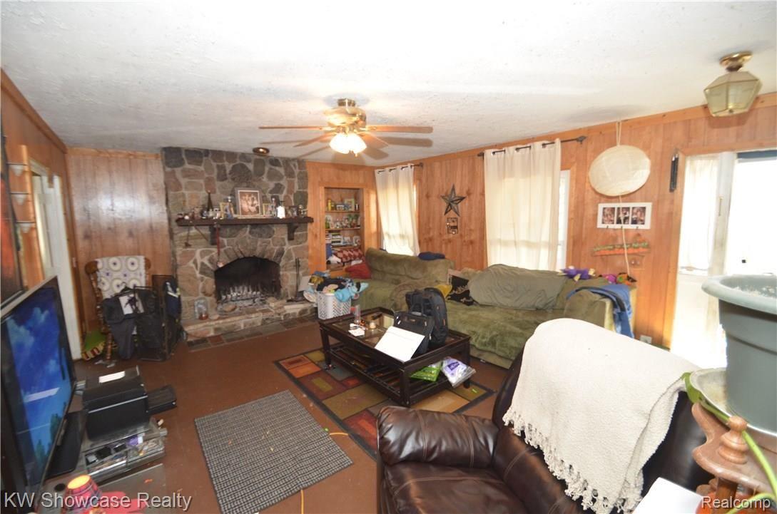 3035 North Hickory Ridge Road Highland, MI 48357 - Photo 6 of 25 LIVING ROOM.JPG