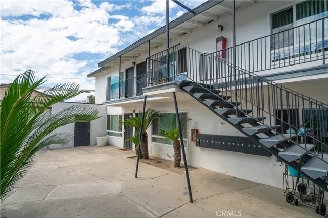 a view of entryway with a balcony