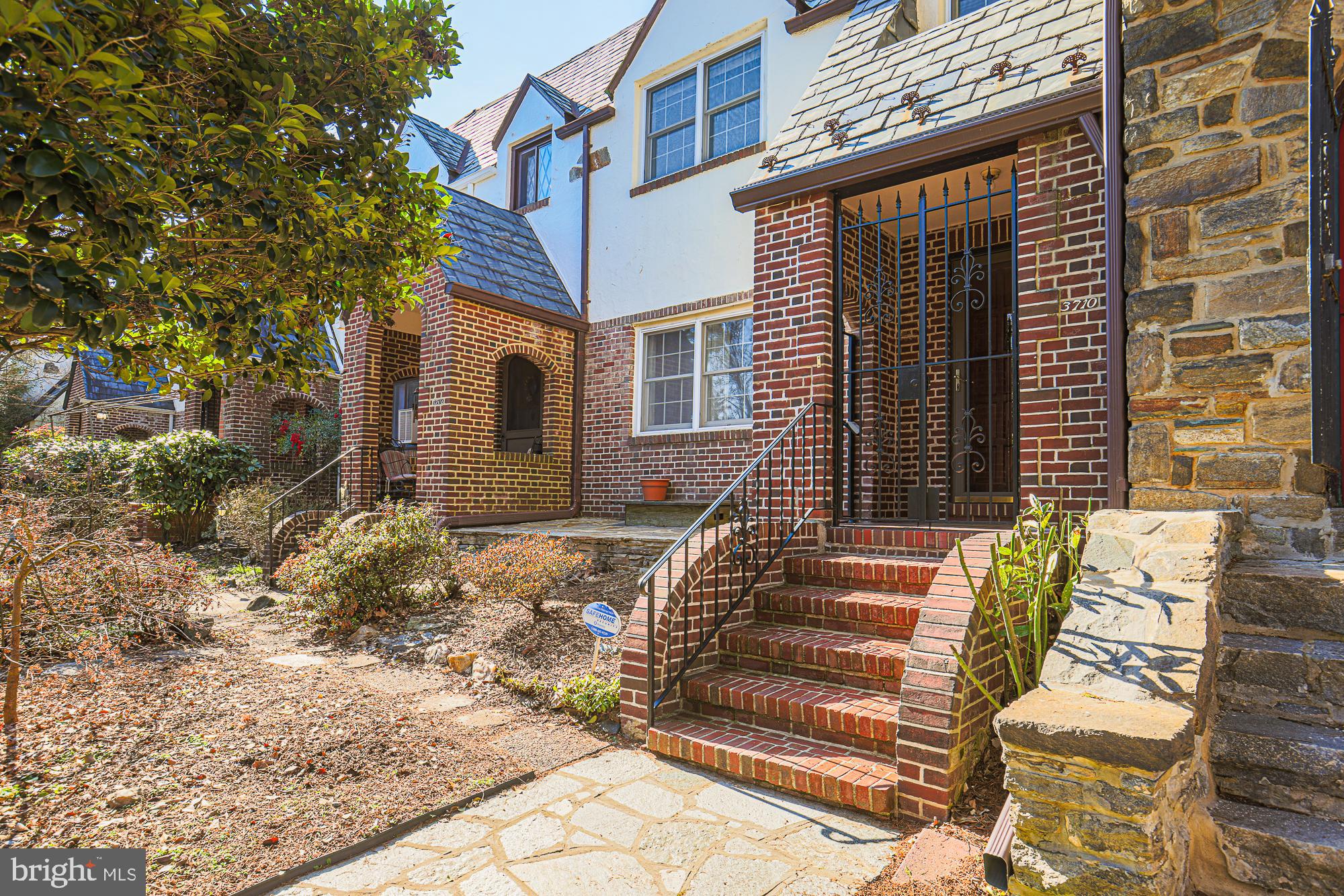 Welcome Home!! Front entrance and patio