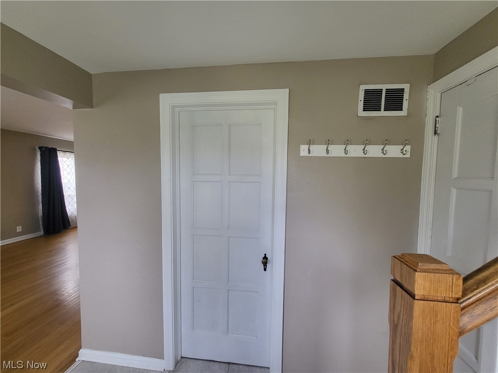 6146 Kelsey Road Cleveland, OH 44129 - Photo 6 of 26