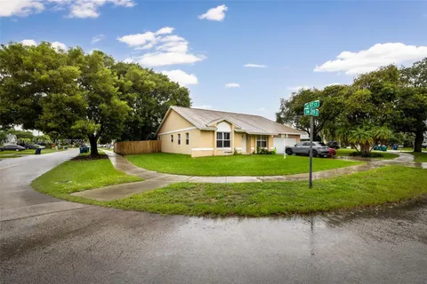 a view of an house with backyard space and garden