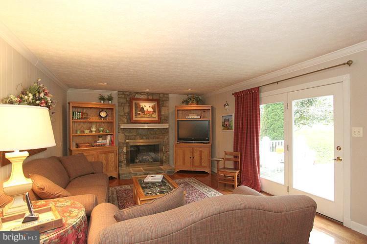 11011 Watkins Road Germantown, MD 20876 - Photo 11 of 28 Family Room