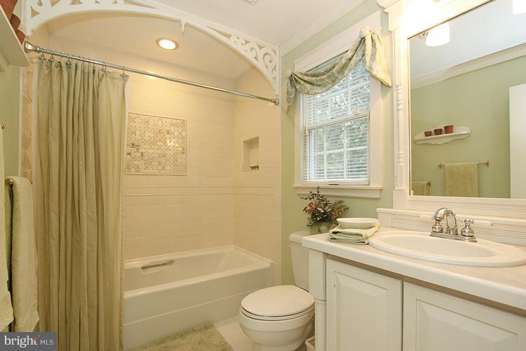 11011 Watkins Road Germantown, MD 20876 - Photo 12 of 28 Bath (Master)