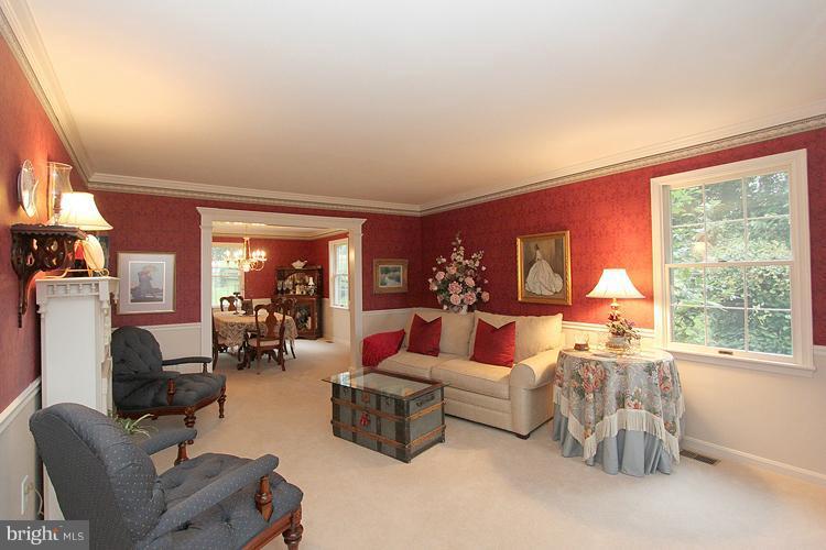 11011 Watkins Road Germantown, MD 20876 - Photo 5 of 28 Living Room