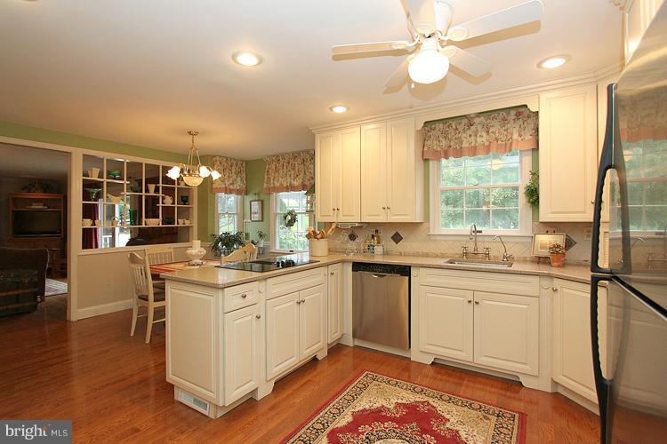 11011 Watkins Road Germantown, MD 20876 - Photo 10 of 28 Kitchen