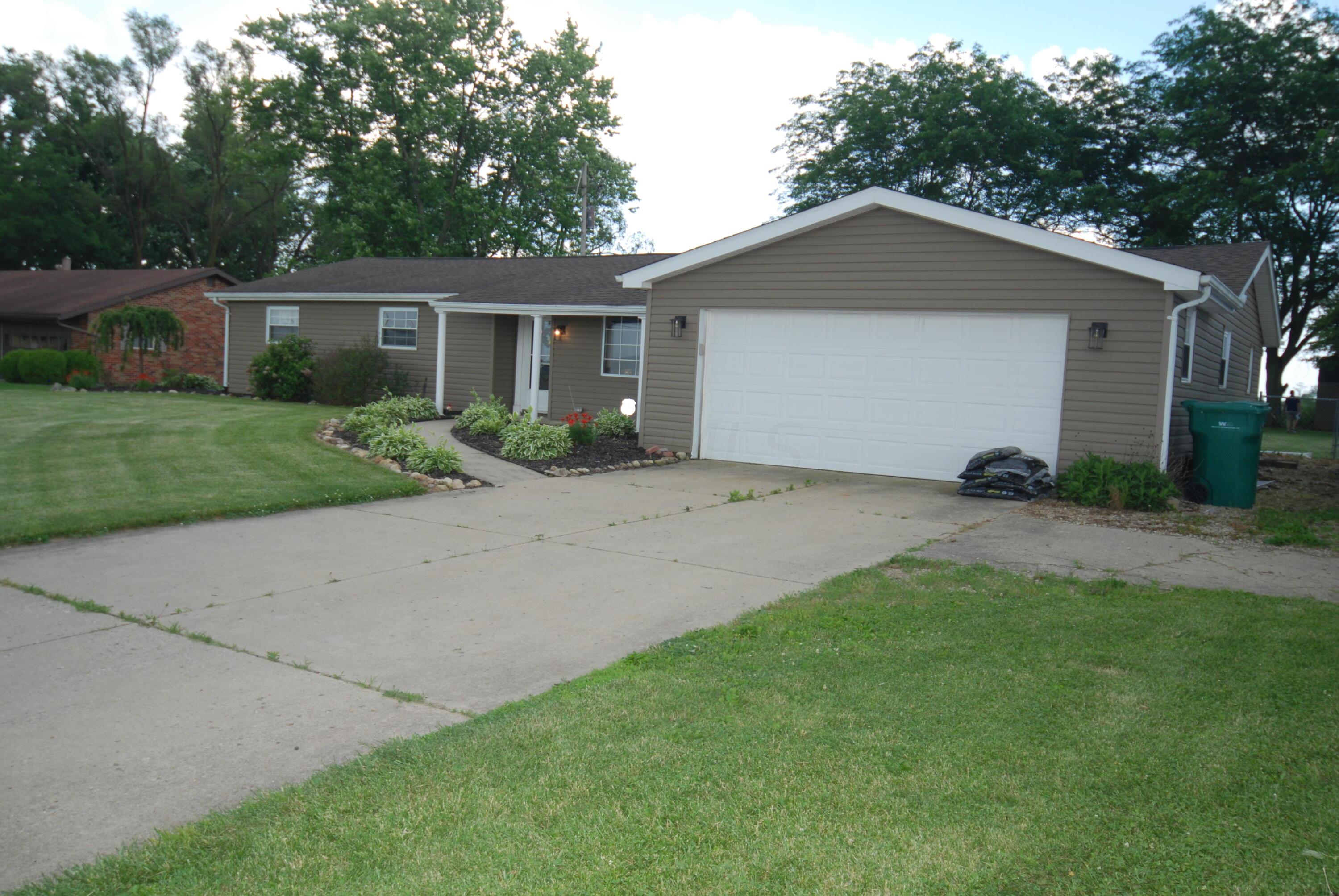 3741 Mumper Road Springfield, OH 45502 - Photo 5 of 31 garage side of home