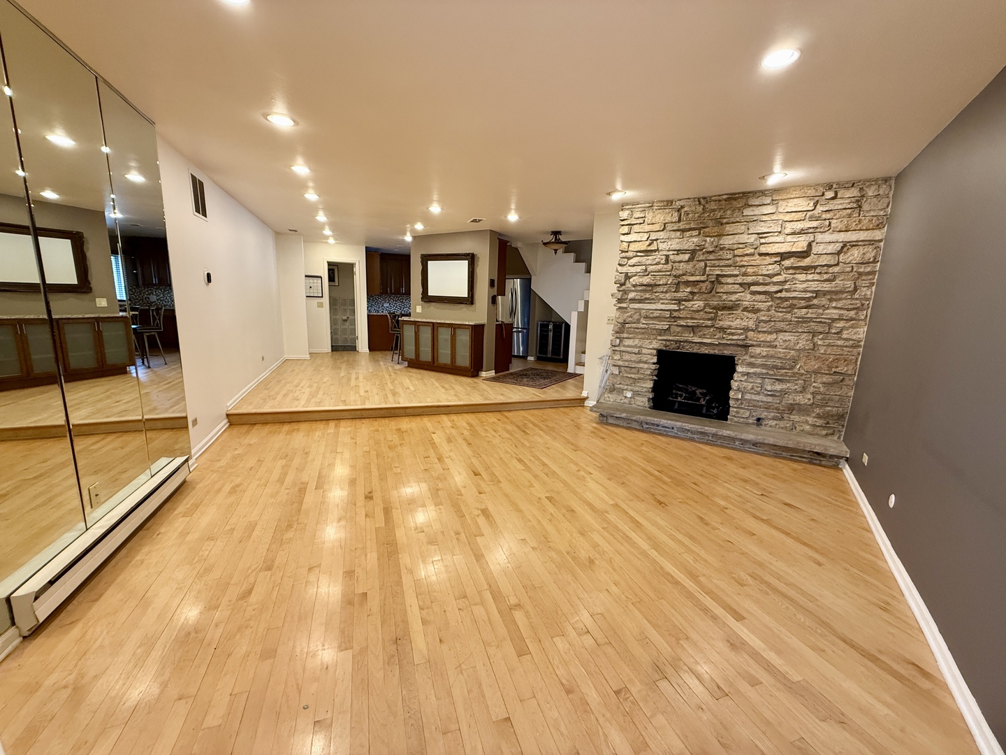 414 South Dee Road Park Ridge, IL 60068 - Photo 8 of 37 a very nice looking room with a large kitchen