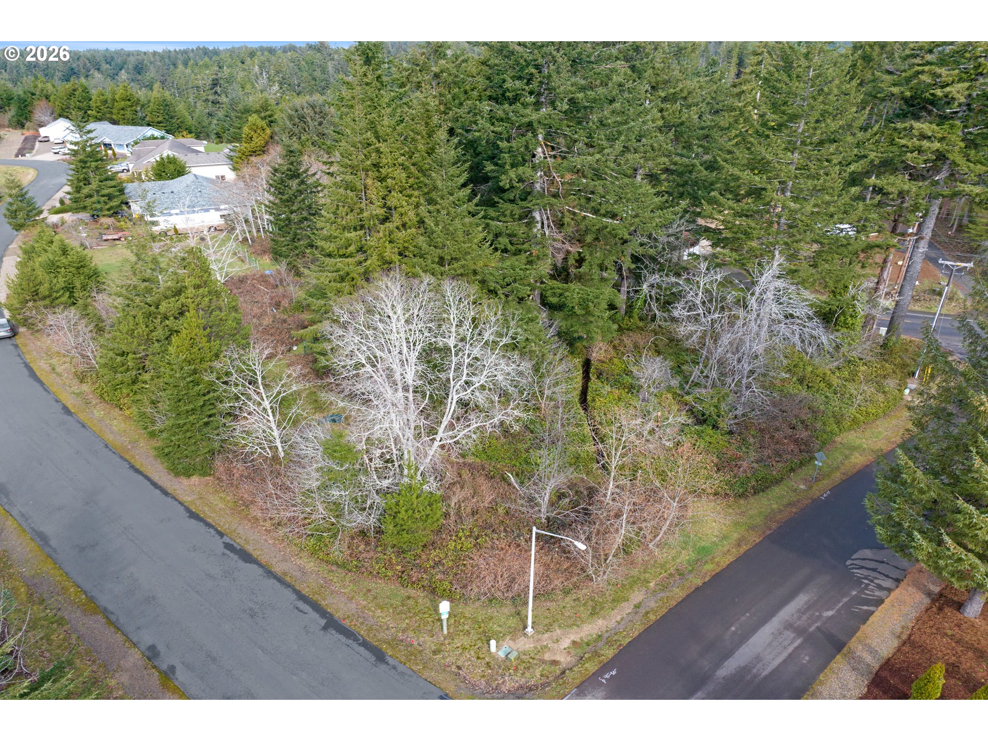 5591 Chittum Loop Florence, OR 97439 - Photo 2 of 23 a view of a garden from a balcony