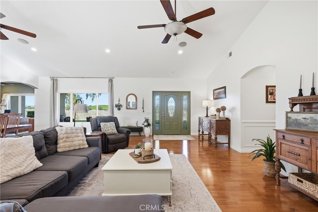 220 Cook Court Templeton, CA 93465 - Photo 6 of 45 a living room with furniture