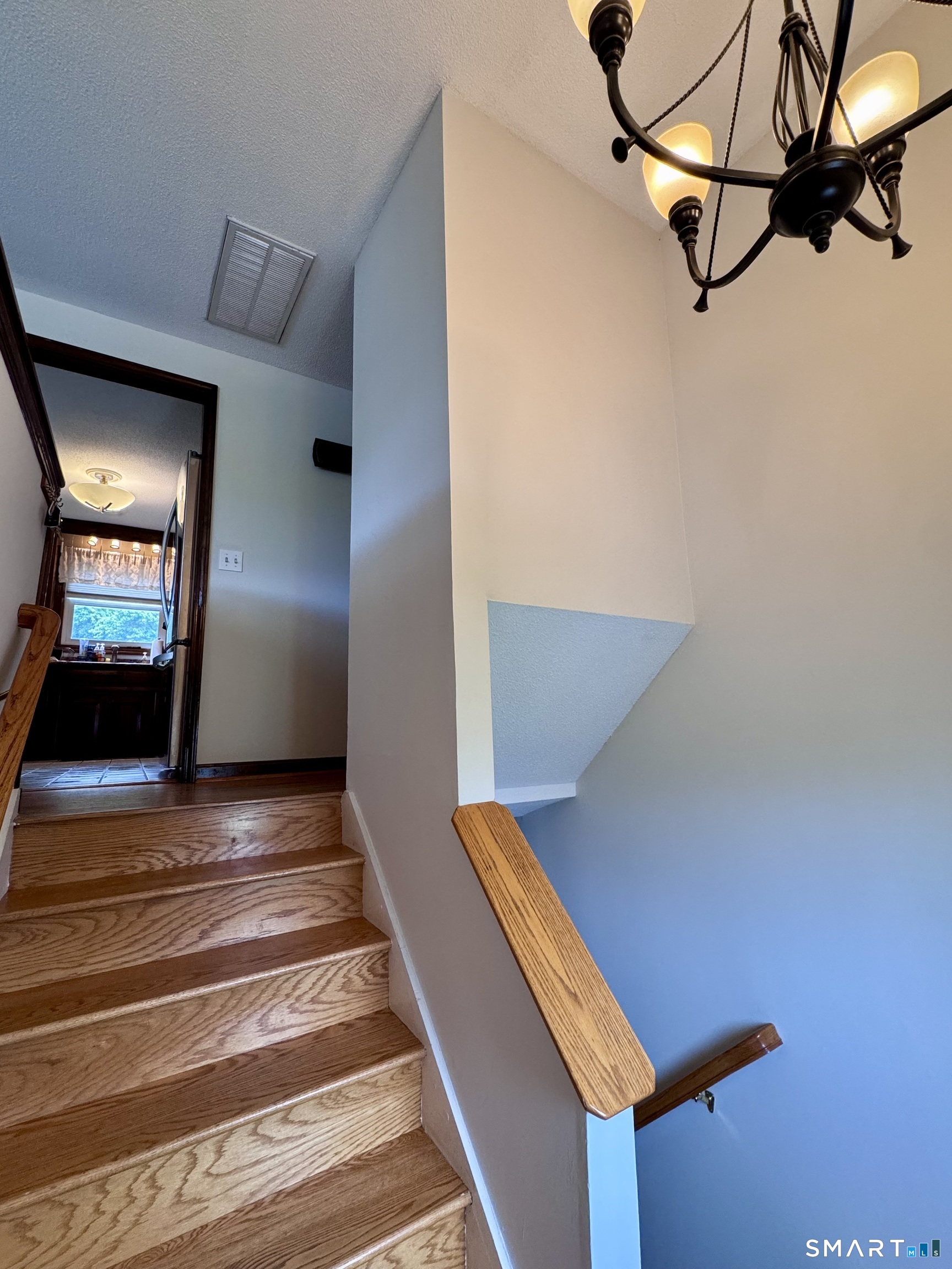 24 Middle Road Enfield, CT 06082 - Photo 4 of 38