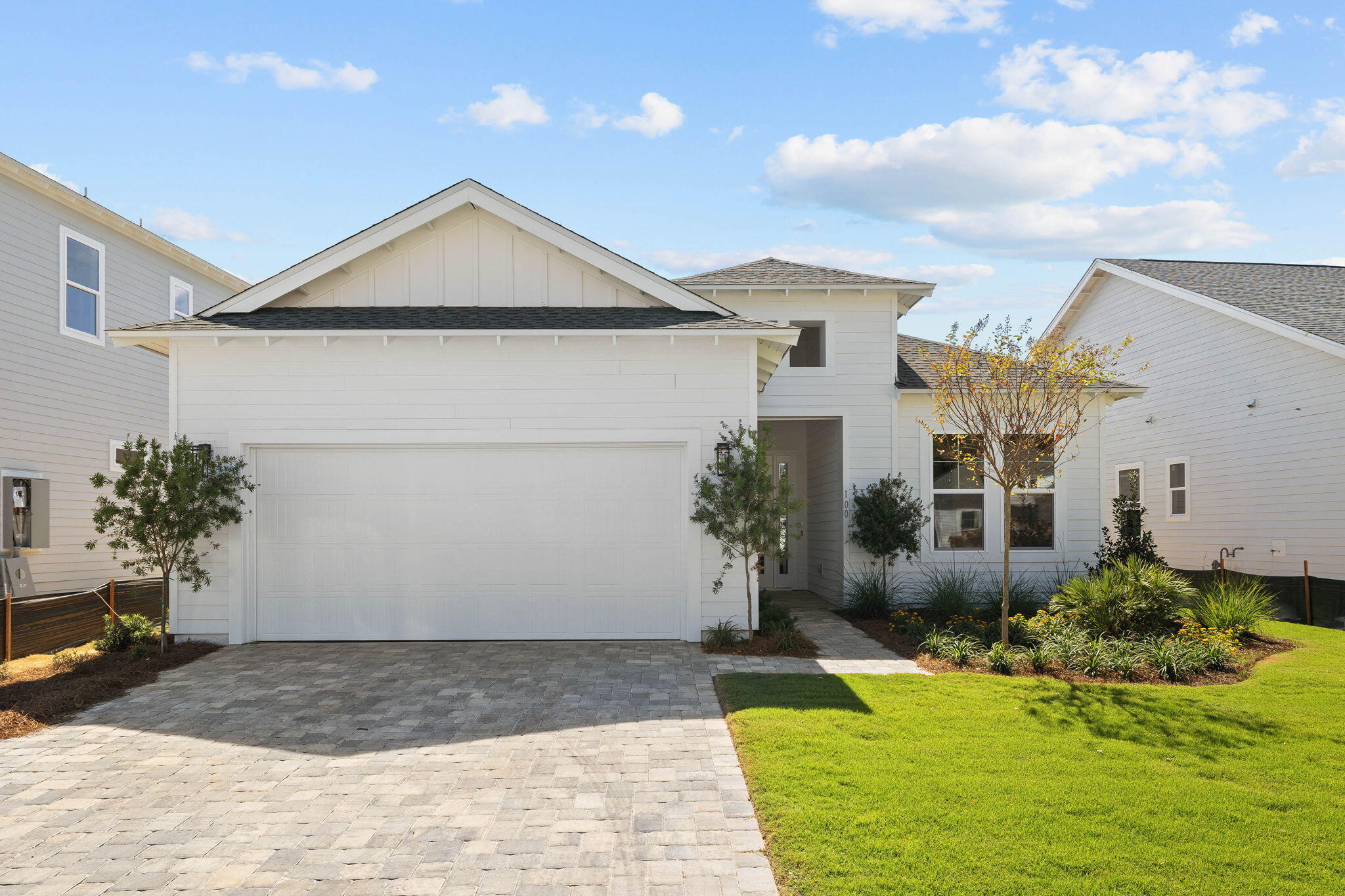 a view of a house with yard and plants