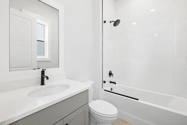 a view of an house with backyard porch and garden