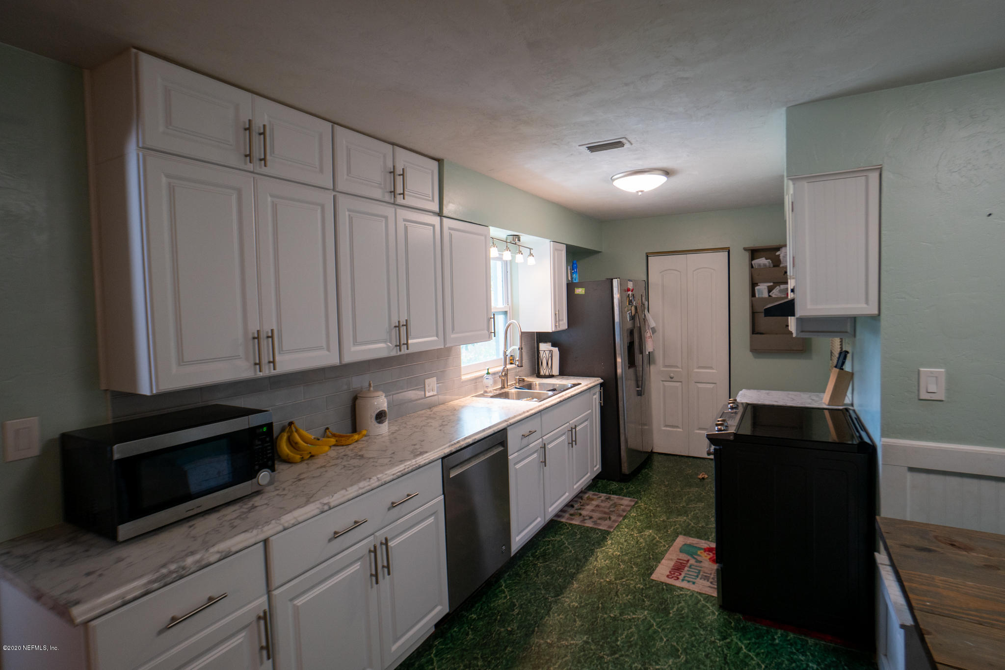 655 Pointview Road Keystone Heights, FL 32656 - Photo 11 of 38 a kitchen with granite countertop a refrigerator a stove and a sink