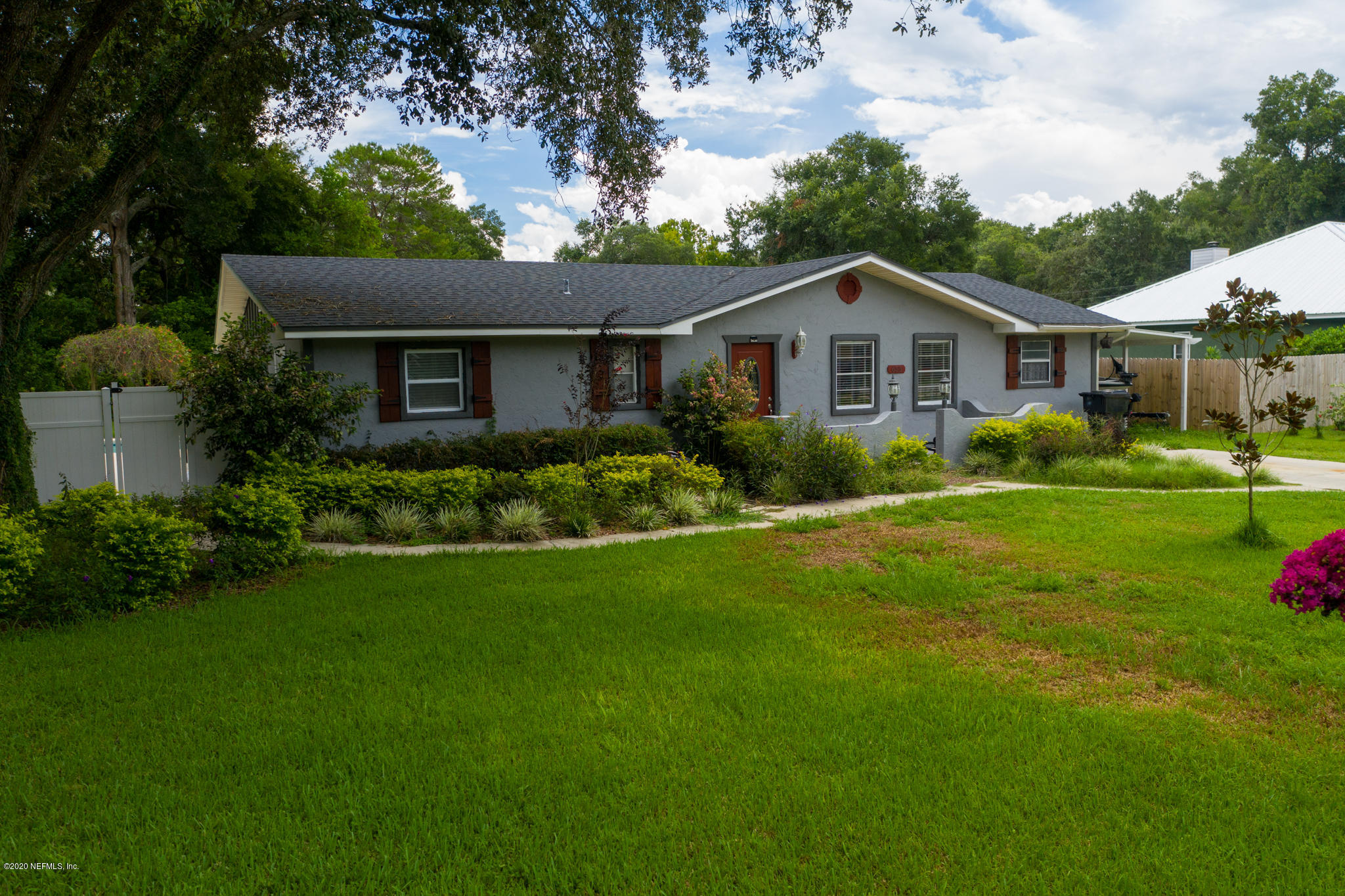 655 Pointview Road Keystone Heights, FL 32656 - Photo 2 of 38 a front view of a house with garden