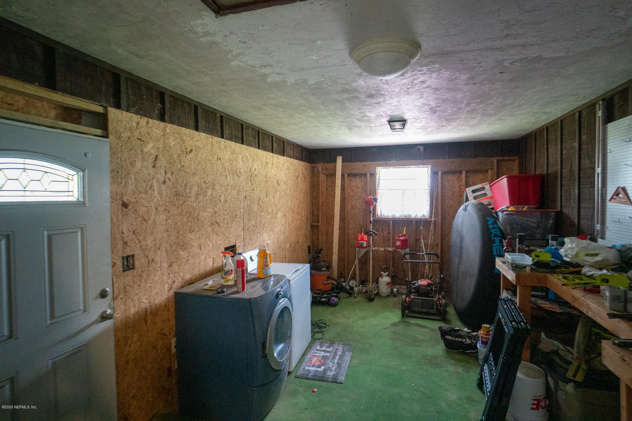 655 Pointview Road Keystone Heights, FL 32656 - Photo 29 of 38 a living room with furniture and a flat screen tv
