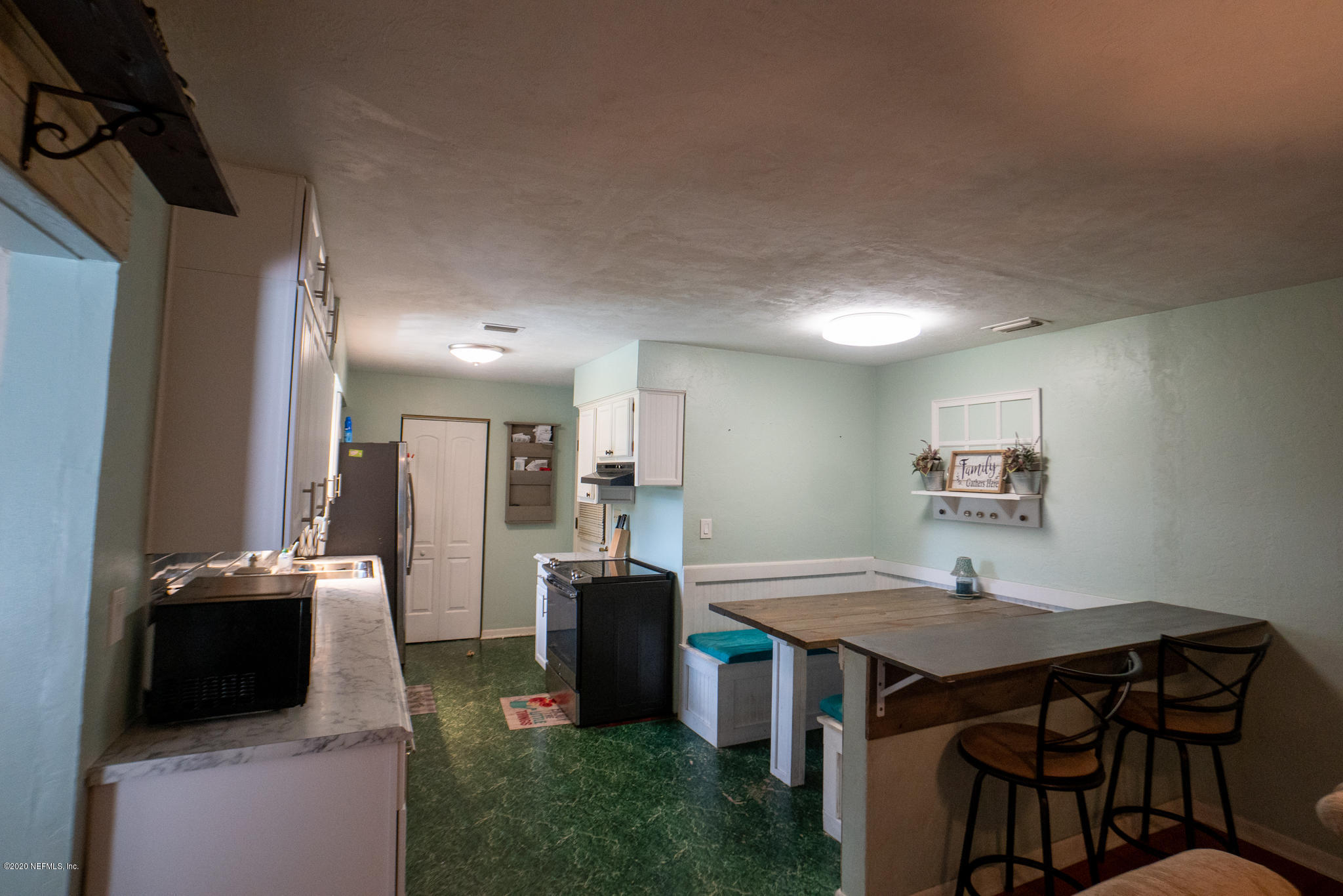 655 Pointview Road Keystone Heights, FL 32656 - Photo 9 of 38 a view of kitchen with sink refrigerator and microwave
