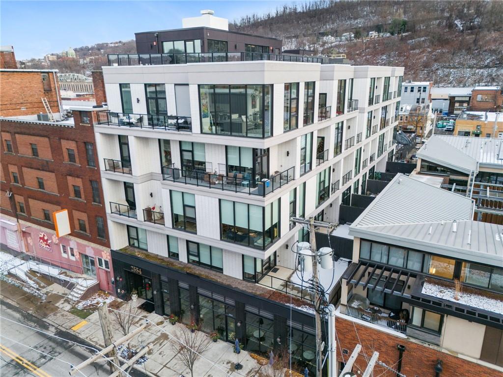 2554 Smallman Street, Unit 501 Pittsburgh, PA 15222 - Photo 39 of 45 a view of a large building with a lot of windows