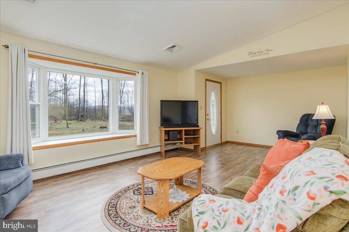 Living room Pic 1