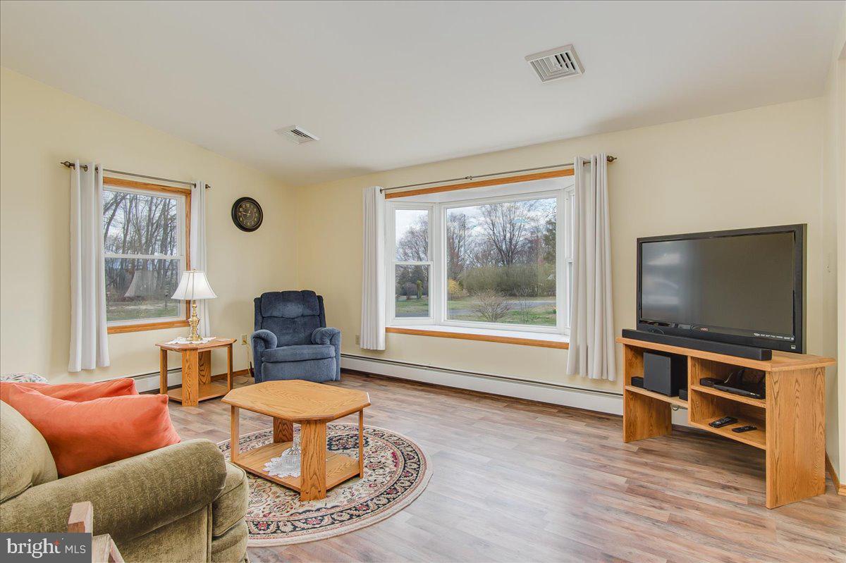 Living room Pic 2